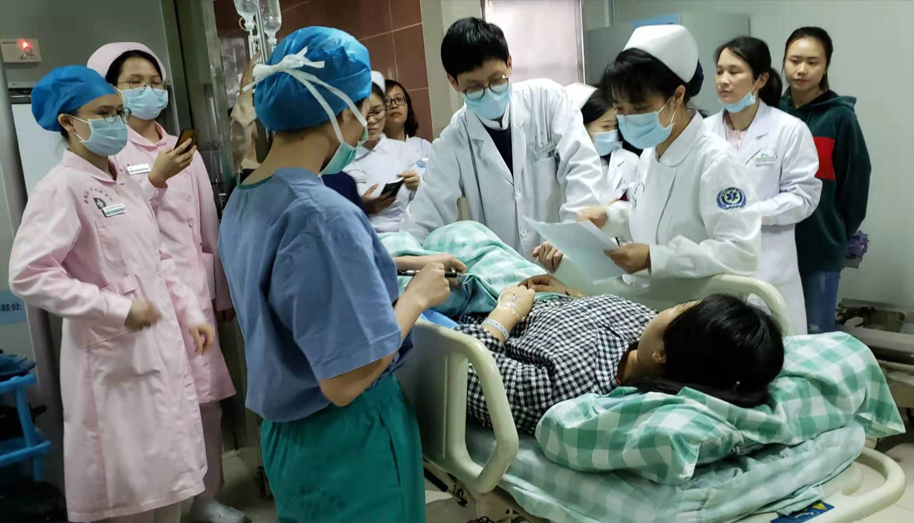 生死时速，守护有我——我院顺利完成院外发生脐带脱垂开通绿色通道的应急演练