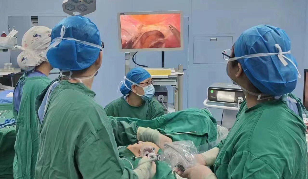 巧手解顽疾 | 妇科医生利用2cm切口 取出“1米多长”的子宫