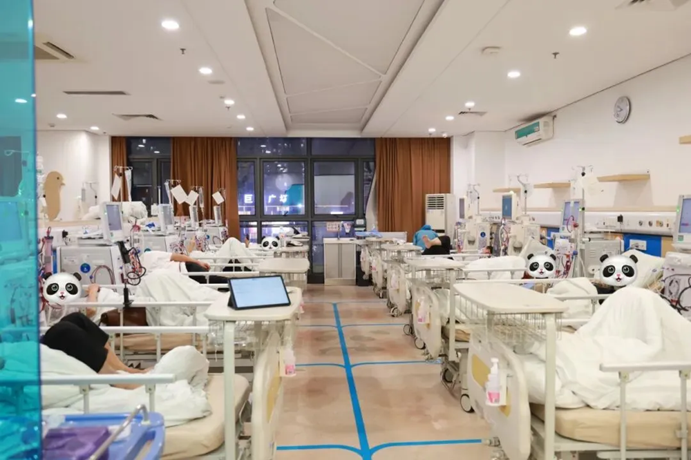 台风夜，守护生命线：金沙娱乐城血透中心医护人员风雨中的温情坚守